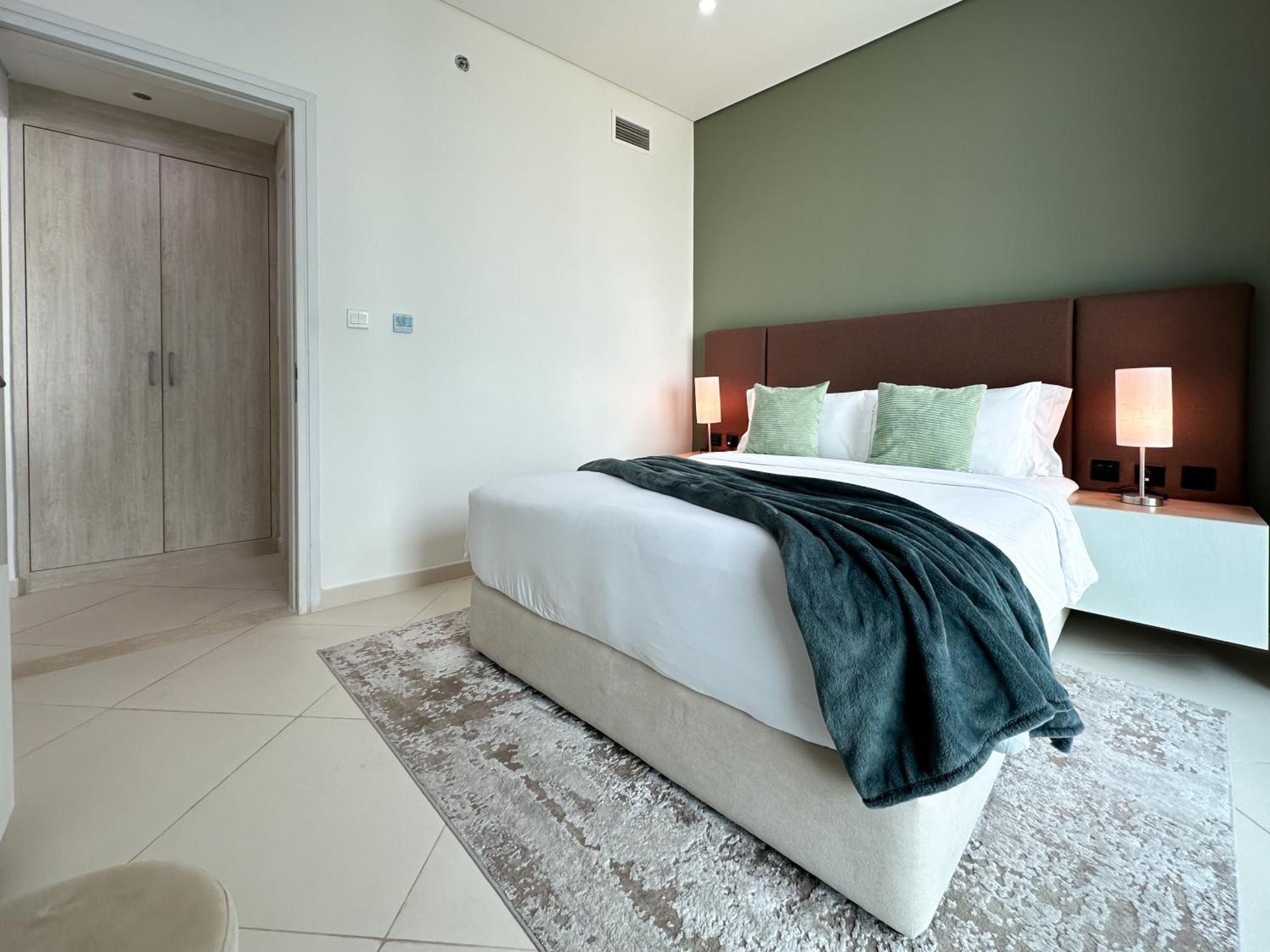 Luxe Lagoon Palm Private Access With Infinity Pool & Bar Dubai