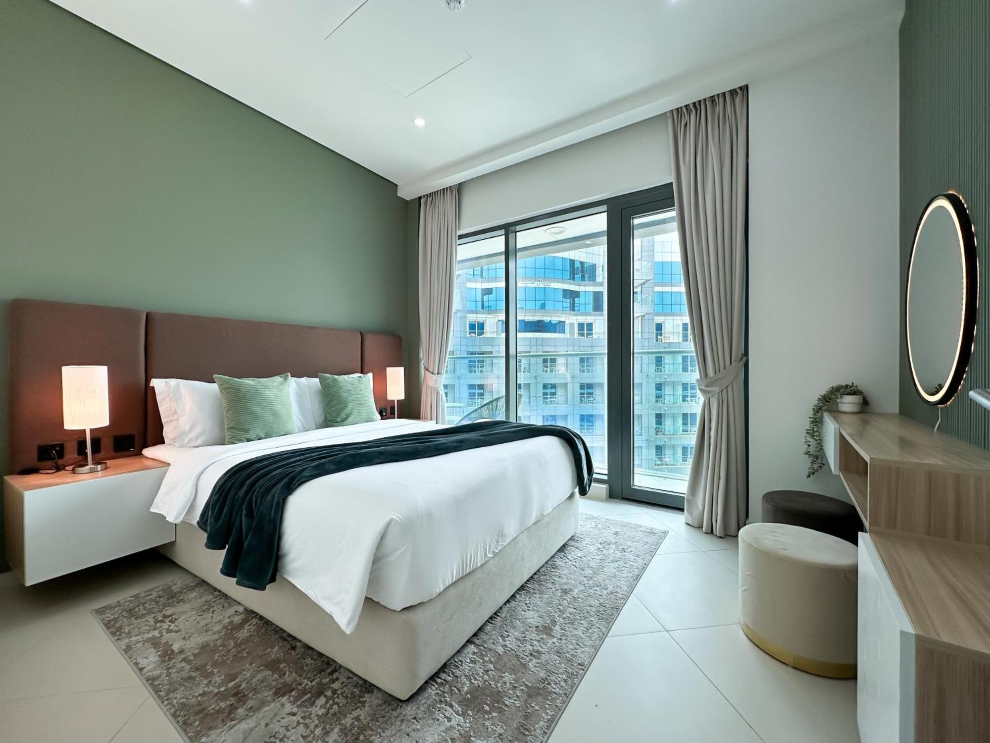 Luxe Lagoon Palm Private Access With Infinity Pool & Bar Dubai