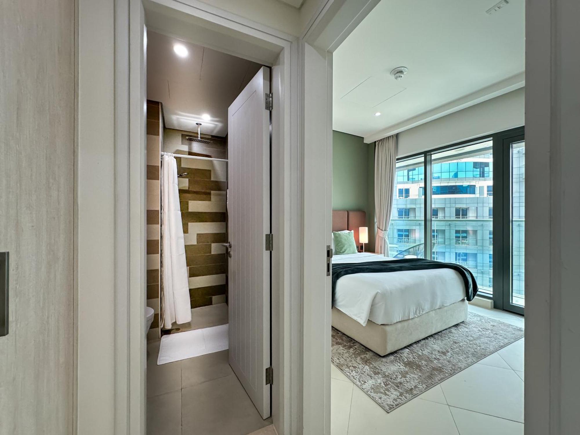 Luxe Lagoon Palm Private Access With Infinity Pool & Bar Apartment