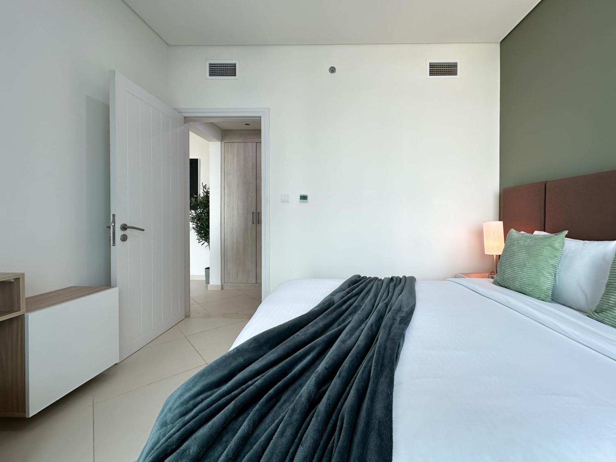 Luxe Lagoon Palm Private Access With Infinity Pool & Bar * Dubai